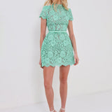 Robe Courte Dentelle Florale Élégance Raffinée