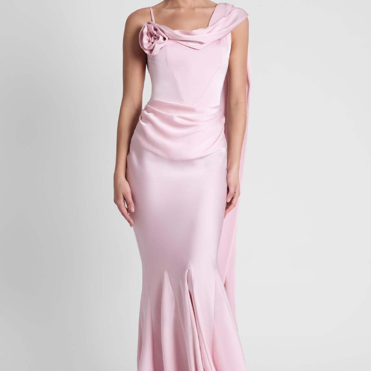 Robe Longue Satinée Épaule Dénudée Fleur Élégante