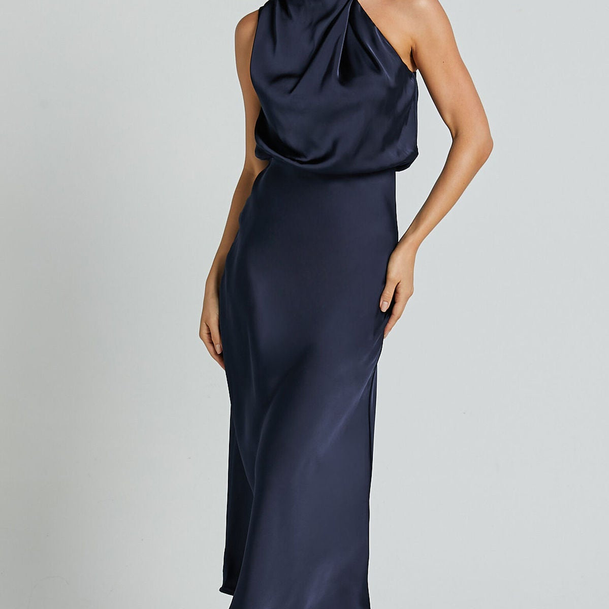 Robe Midi Satinée Col Drapé Élégance Moderne