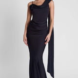 Robe Longue Satinée Épaule Dénudée Fleur Élégante