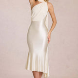 Robe Midi Satinée Asymétrique avec Écharpe Élégante