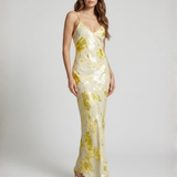 Robe Longue Satinée Fleurie Dos Nu Élégance Luxe