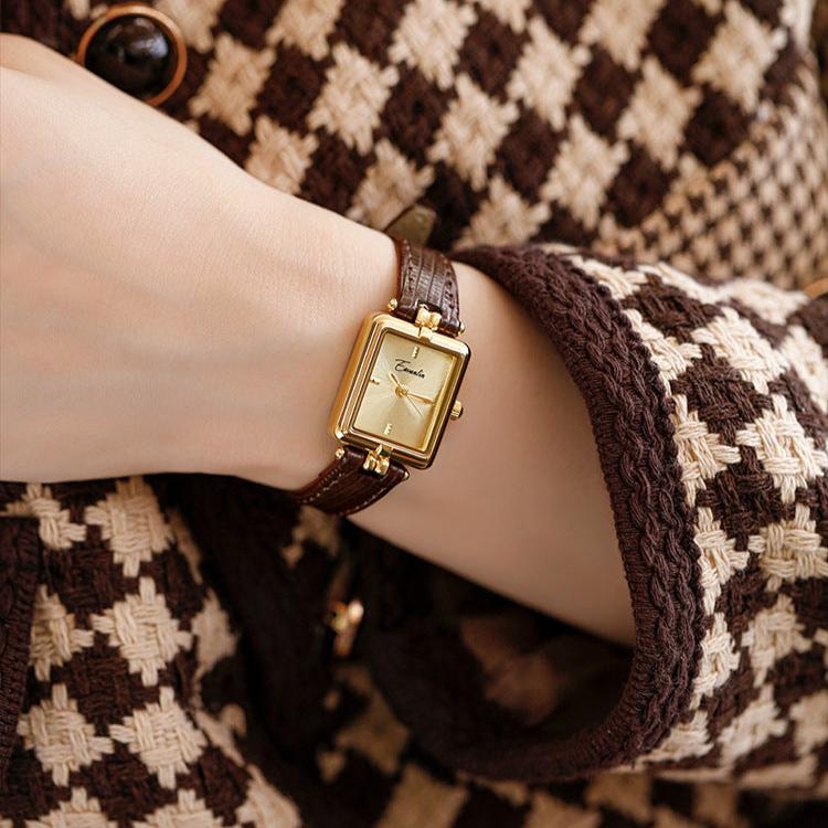 Montre femme carrée en acier bracelet cuir