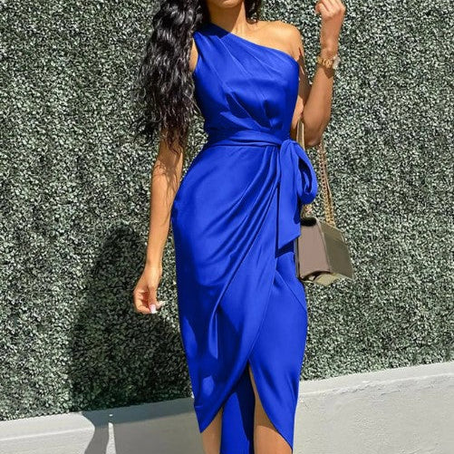 Robe Midi Satinée Une Épaule Drapée Élégance Chic