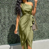 Robe Midi Satinée Une Épaule Drapée Élégance Chic