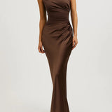 Robe Longue Asymétrique Épaule Dénudée Coupe Ajustée Élégance