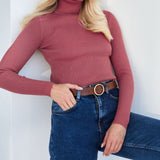 Pull femme ajusté à col roulé en maille côtelée