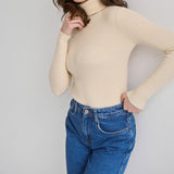 Pull femme ajusté à col roulé en maille côtelée