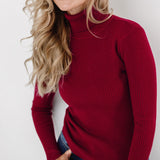Pull femme ajusté à col roulé en maille côtelée