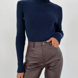 Pull femme ajusté à col roulé en maille côtelée