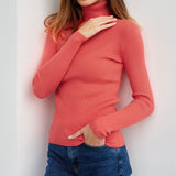 Pull femme ajusté à col roulé en maille côtelée