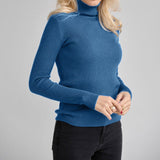 Pull femme ajusté à col roulé en maille côtelée
