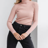 Pull femme ajusté à col roulé en maille côtelée