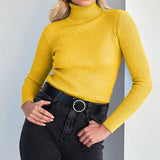 Pull femme ajusté à col roulé en maille côtelée