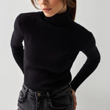 Pull femme ajusté à col roulé en maille côtelée