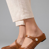 Mules plates femme en tressé à bride
