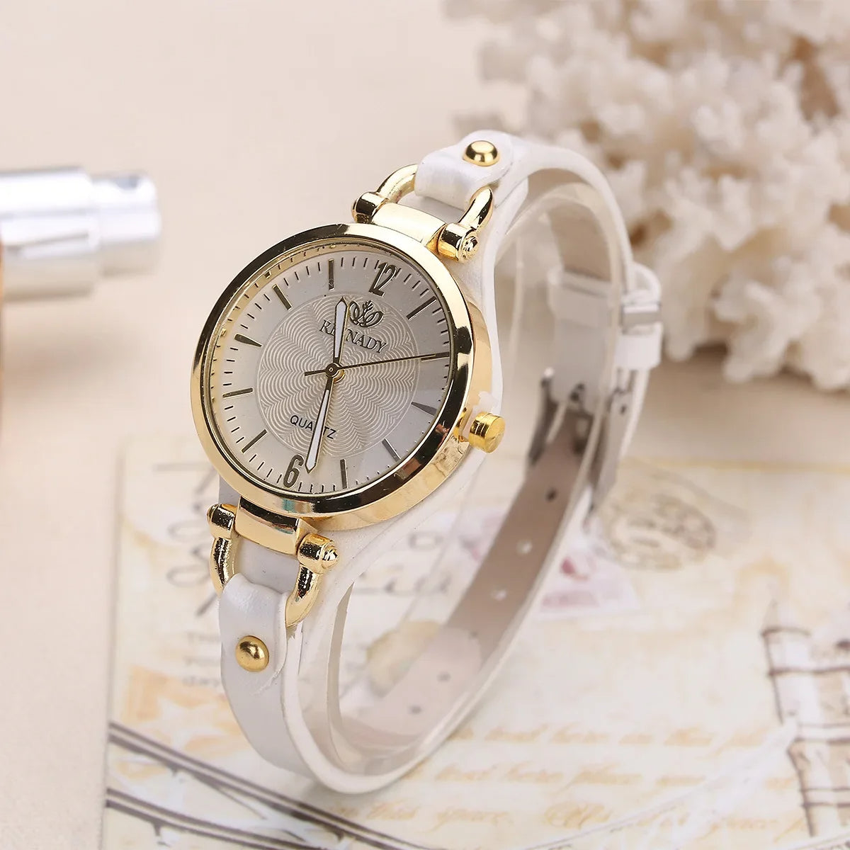 Montre femme à quartz, bracelet cuir vegan