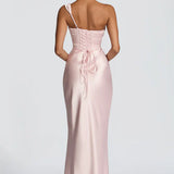 Robe Longue Satinée Épaule Dénudée Élégante