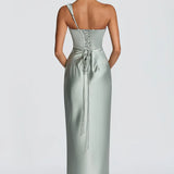 Robe Longue Satinée Épaule Dénudée Élégante