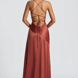 Robe Longue Satinée à Volants Asymétriques
