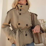 Trench court croisé à ceinture et col montant pour femme