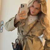 Trench court croisé à ceinture et col montant pour femme