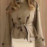 Trench court croisé à ceinture et col montant pour femme