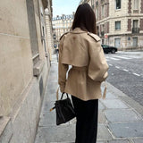 Trench court croisé à ceinture et col montant pour femme