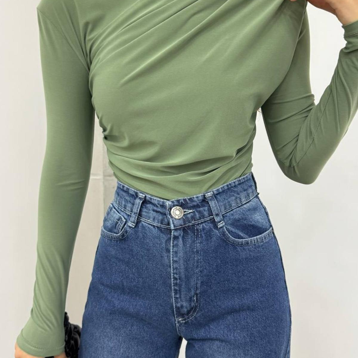 Top Col Montant Drapé Coupe Ajustée Élégance Moderne