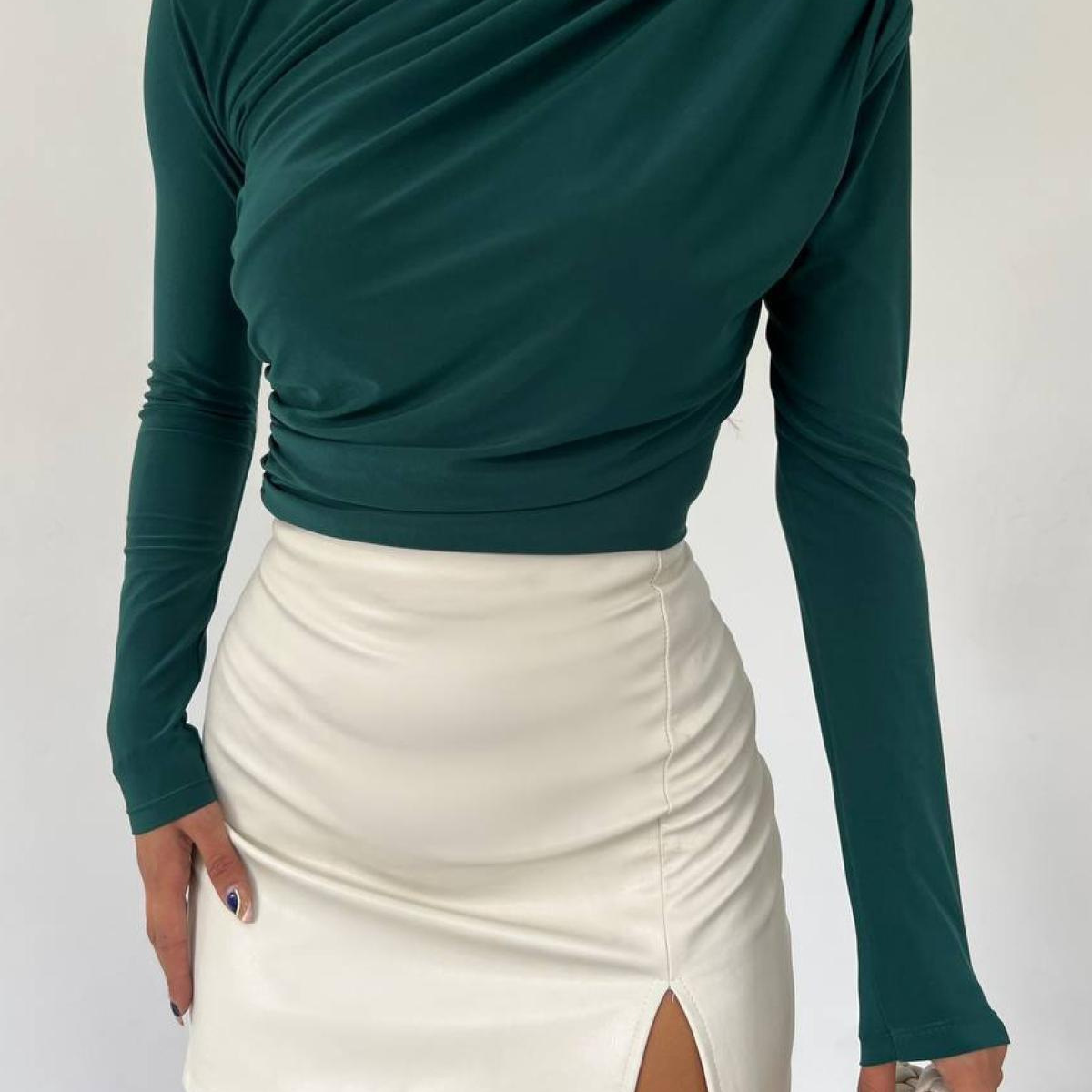 Top Col Montant Drapé Coupe Ajustée Élégance Moderne