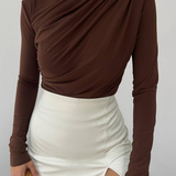 Top Col Montant Drapé Coupe Ajustée Élégance Moderne