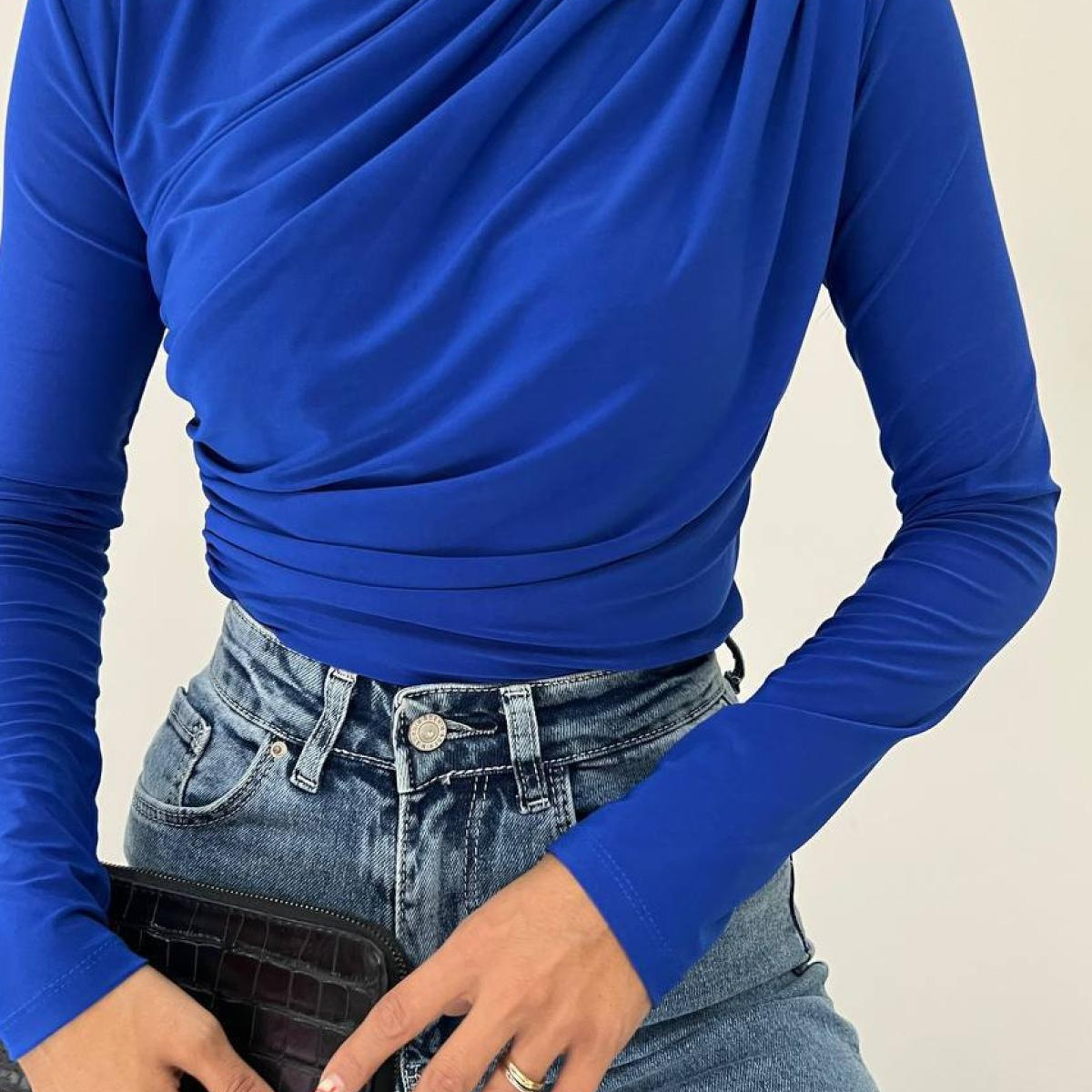 Top Col Montant Drapé Coupe Ajustée Élégance Moderne