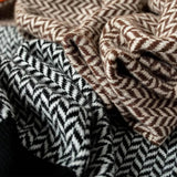 Pull femme à col roulé et manches contrastantes