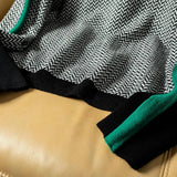 Pull femme à col roulé et manches contrastantes