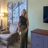 Robe Longue Satinée Asymétrique Élégante