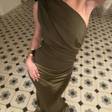 Robe Longue Satinée Asymétrique Élégante