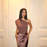 Robe Longue Satinée Asymétrique Élégante