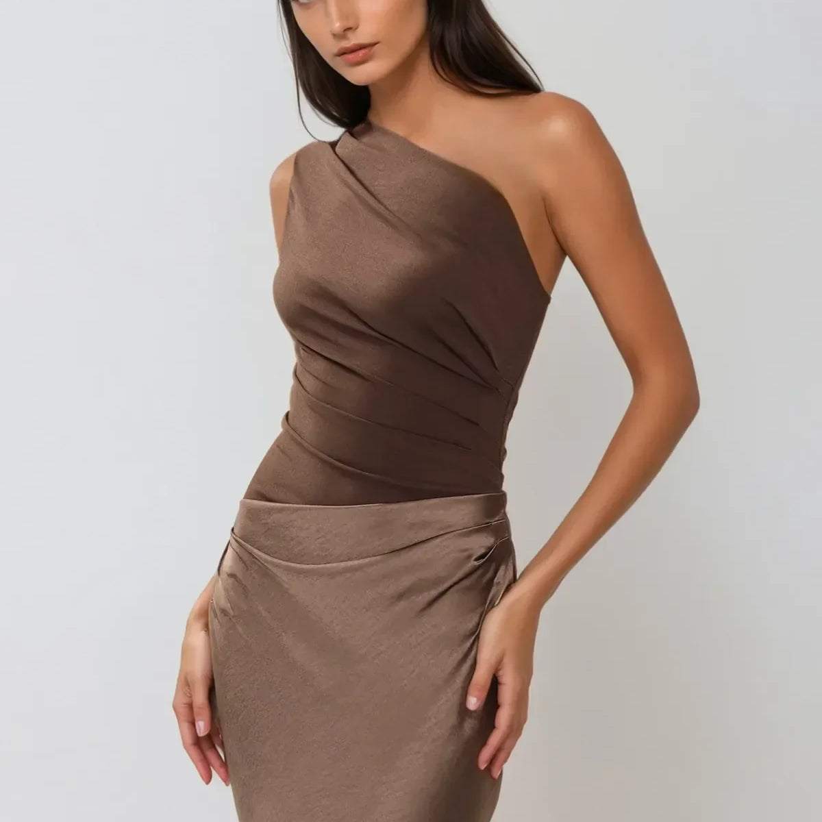 Robe Longue Satinée Asymétrique Élégante