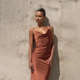 Robe Longue Satinée à Col Bénitier