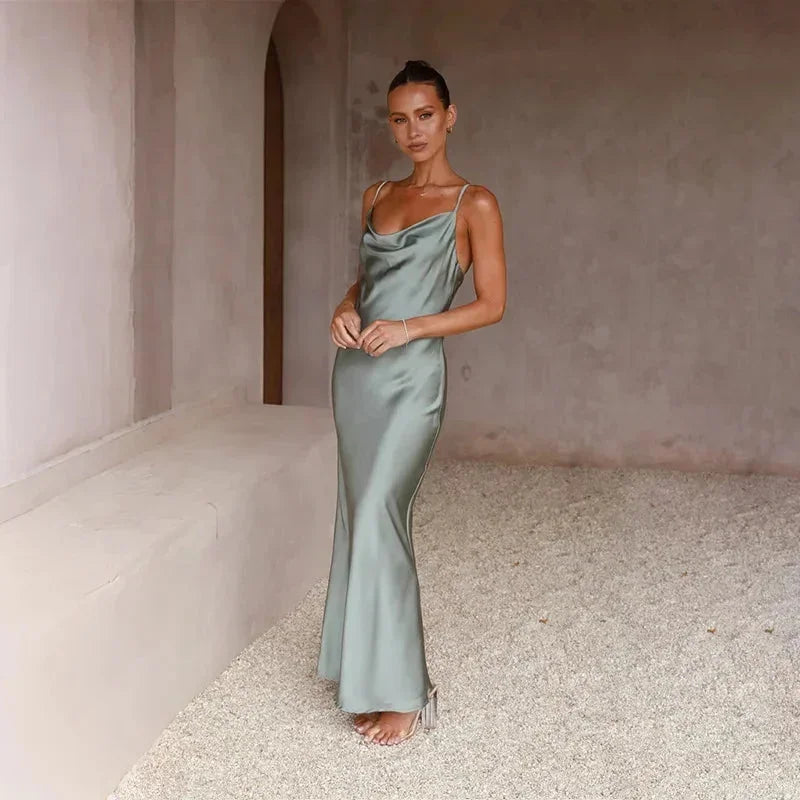 Robe Longue Satinée à Col Bénitier
