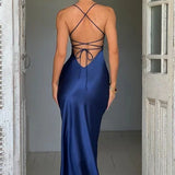 Robe Longue Satinée à Fente Élégante