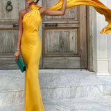 Robe Longue Satinée à Écharpe Élégante