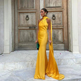 Robe Longue Satinée à Écharpe Élégante