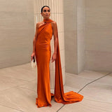 Robe Longue Satinée à Écharpe Élégante