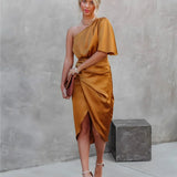 Robe Midi Asymétrique Satinée Élégante