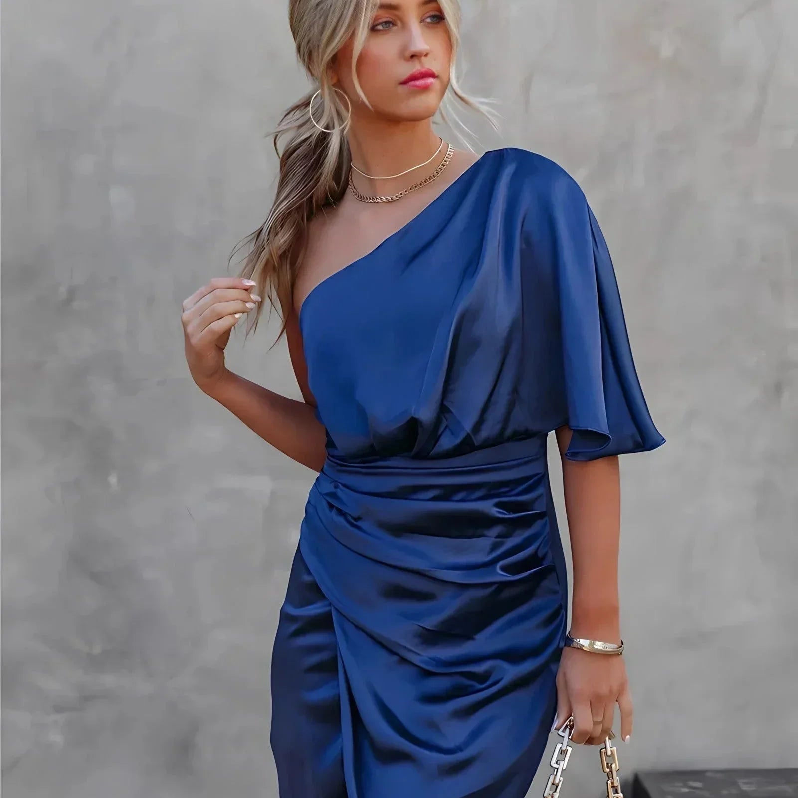 Robe Midi Asymétrique Satinée Élégante