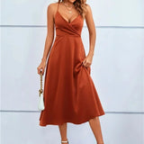 Robe Midi Satinée Dos Nu Élégante
